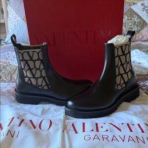 VALENTINO GARAVANI NWT MENS 42 Beatle Black Ankle Boots. Calf Leather! Elegant
